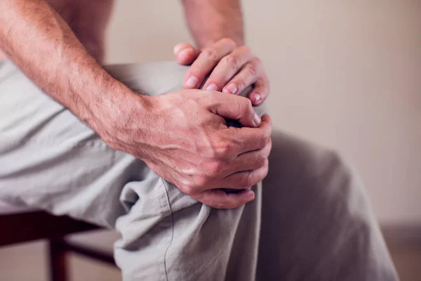 Großaufnahme Eines Mannes Der Sitzt Und Sein Knie Vor Schmerzen — Stockfoto