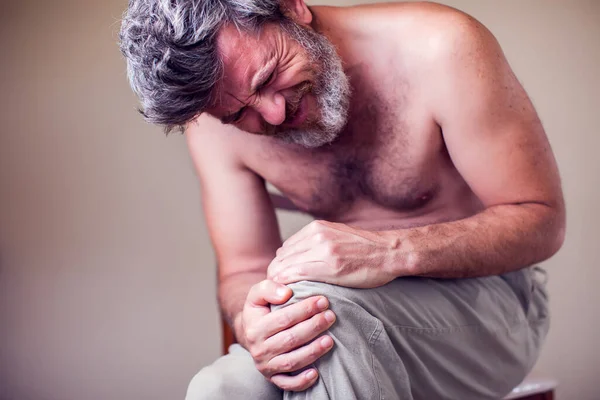 Primer Plano Hombre Sentado Sosteniendo Rodilla Con Dolor Debido Una — Foto de Stock