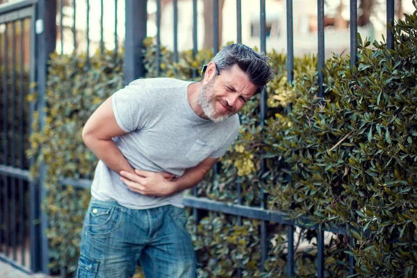 Mann Mit Starken Bauchschmerzen Auf Der Straße Menschen Gesundheitsfürsorge Und — Stockfoto