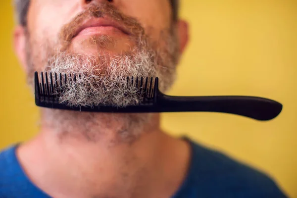 Homem Com Barba Escova Cabelo Fundo Amarelo Pessoas Estilo Vida — Fotografia de Stock