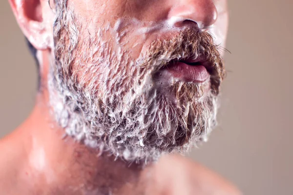 髭の男の肖像画 顔シェービング泡で覆われている 人と美の概念 — ストック写真