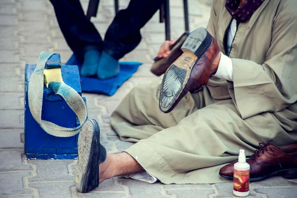 Schoonmaak Polijstschoenen Voor Mannen Straat — Stockfoto