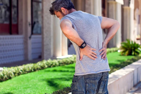 Mann Mit Rückenschmerzen Auf Der Straße Menschen Gesundheit Medizinisches Konzept — Stockfoto