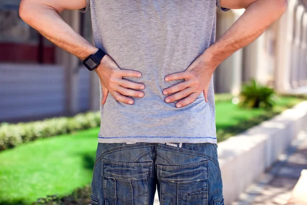 通りで腰痛を持つ男 医療の概念 — ストック写真