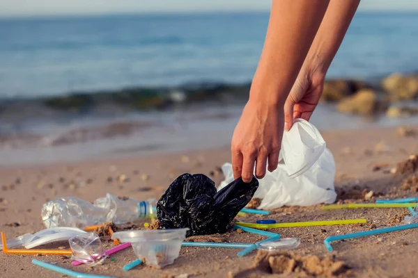 Mulher Mão Pegando Limpeza Garrafas Plástico Praia Conceito Poluição Ambiental — Fotografia de Stock