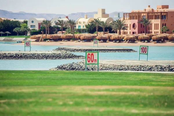 Blick Auf Den Golfplatz Golfplatz Mit Sattgrünem Rasen Schöne Landschaft — Stockfoto