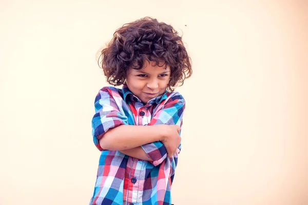 Potret Tertutup Anak Kecil Pemalu Dengan Rambut Keriting — Stok Foto