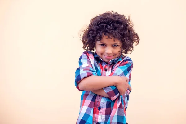 Nahaufnahme Porträt Eines Schüchternen Kleinen Kindes Mit Lockigem Haar — Stockfoto