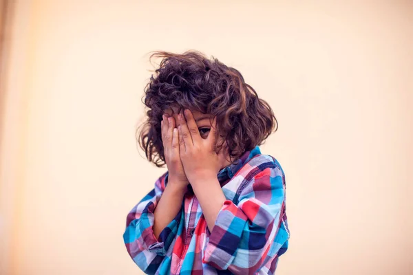 Retrato Close Criança Tímida Com Cabelo Encaracolado — Fotografia de Stock