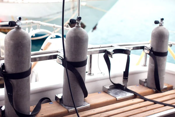 ボートの上のダイバーのための空気タンク — ストック写真