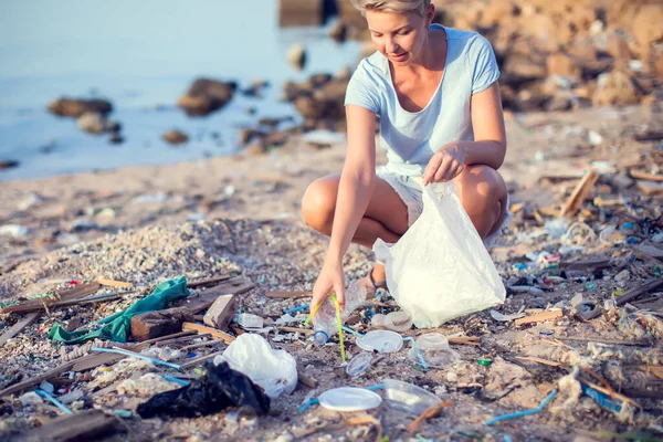Woman Collect Garbage Beach Environmental Protection Concept — 스톡 사진
