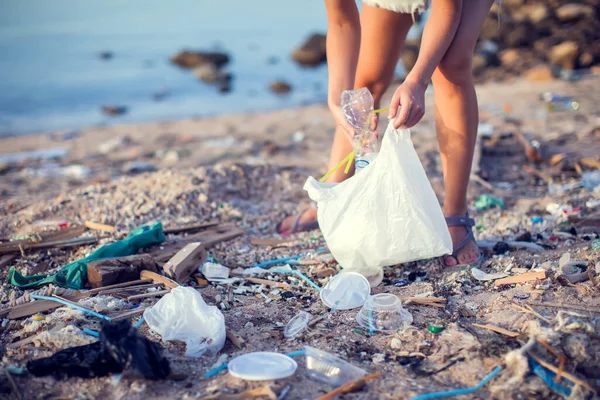 女人在海滩上捡垃圾 环境保护概念 — 图库照片