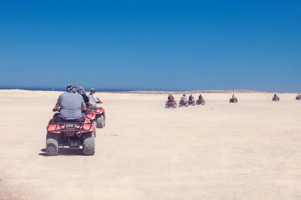 砂漠の四輪駆動のグループ — ストック写真