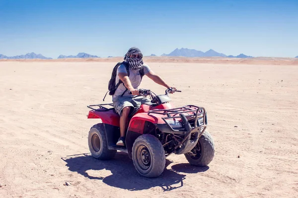 Grupo Quadriciclos Dirigem Deserto — Fotografia de Stock