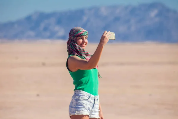 Wanita Membuat Selfie Gurun Mesir Orang Dan Konsep Perjalanan — Stok Foto
