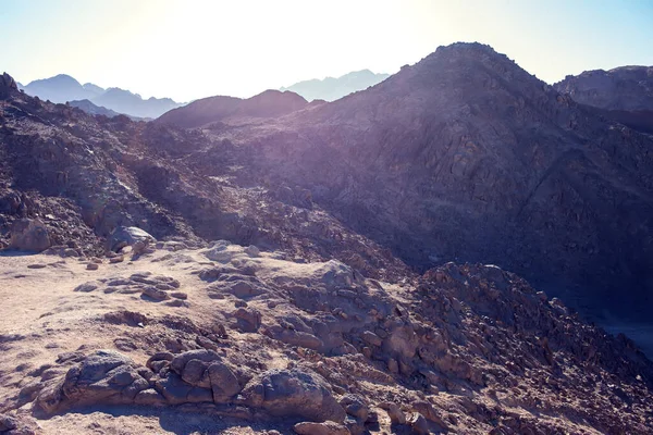  Mısır 'ın doğası. Çölde dağlar ve gökyüzü.