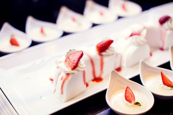Закройте Вкусные Десертные Пирожные Отеле Свежие Красочные Сладкие Ягодные Десерты Стоковое Изображение