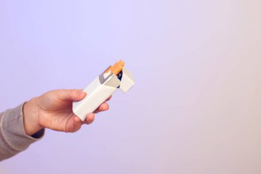 Erkek El Tutma Paketi 'nin yakın çekimi. Halk, Sağlık ve Sigara İçme Konsepti.