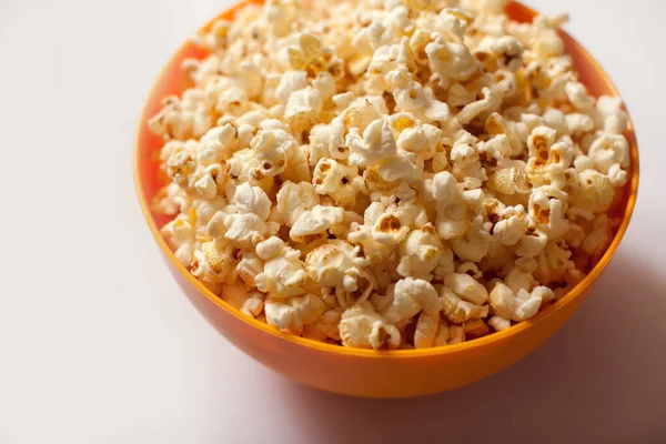 Eine Orangefarbene Schüssel Mit Popcorn Auf Weißem Hintergrund Ernährungskonzept — Stockfoto