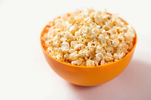 Eine Orangefarbene Schüssel Mit Popcorn Auf Weißem Hintergrund Ernährungskonzept — Stockfoto