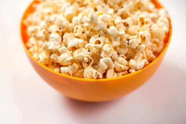 Eine Orangefarbene Schüssel Mit Popcorn Auf Weißem Hintergrund Ernährungskonzept — Stockfoto