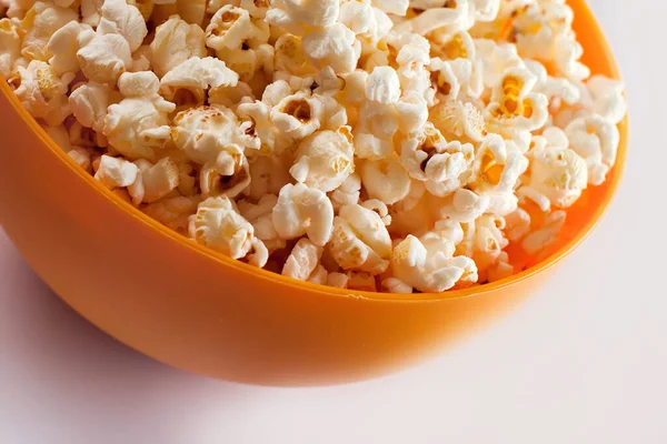 Eine Orangefarbene Schüssel Mit Popcorn Auf Weißem Hintergrund Ernährungskonzept — Stockfoto