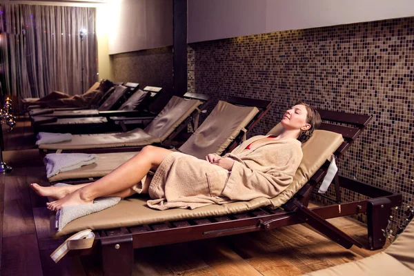 Beautiful Young Woman Relaxing Spa Salon — Stock Photo, Image