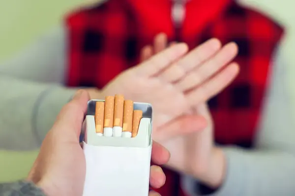 Dejar Fumar Concepto Hand Está Rechazando Oferta Cigarrillos Dejar Fumar — Foto de Stock