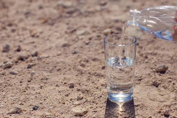 Bicchiere Con Acqua Sulla Sabbia Nel Deserto Concetto Sete Calore — Foto Stock