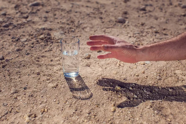 Une Personne Veut Boire Essayer Prendre Verre Avec Eau Dans — Photo