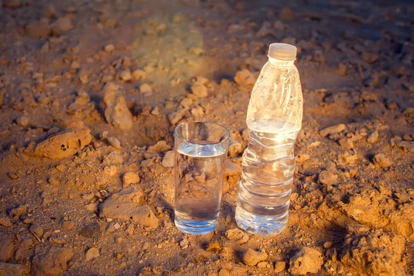 Glas Och Flaska Vatten Sand Öknen Begreppet Törst Värme Och — Stockfoto