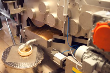 Taze meyve suyu üretimi için elmaların işlenmesi. Yiyecek ve sağlıklı içecek konsepti