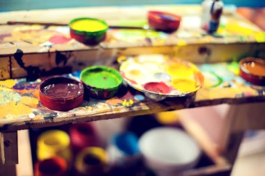 Resim ve sanat eserleri: suluboya boya, fırça