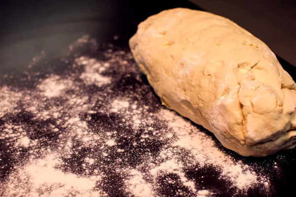 Ciasto Mąką Czarnym Stole Domowej Roboty Koncepcja Żywności — Zdjęcie stockowe