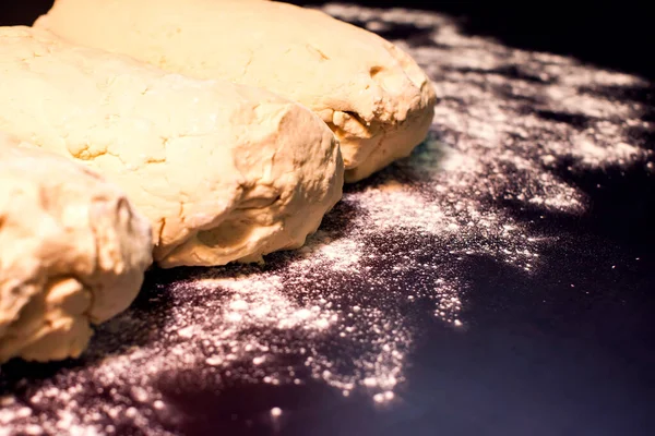 Ciasto Mąką Czarnym Stole Domowej Roboty Koncepcja Żywności — Zdjęcie stockowe