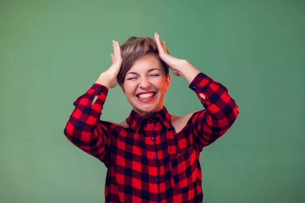 Orang Orang Dan Emosi Potret Wanita Muda Dengan Rambut Pendek — Stok Foto