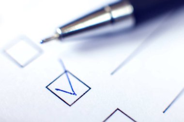 Beyaz kağıda kalem iliştirilmiş kontrol listesi. İşaretleme kutusu konsepti.