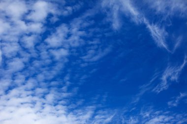 Küçük bulutlu mavi gökyüzü arkaplanı