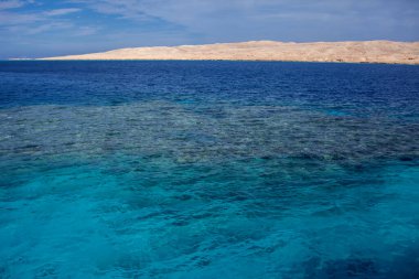 Sakin Deniz ve Mavi Gökyüzü Arkaplanı.