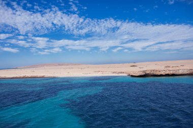 Sakin Deniz ve Mavi Gökyüzü Arkaplanı.