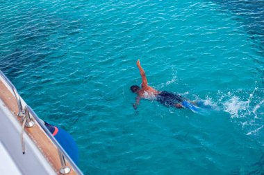 Denizde şnorkelle yüzen insanların en üst görüntüsü. Tatil kavramı