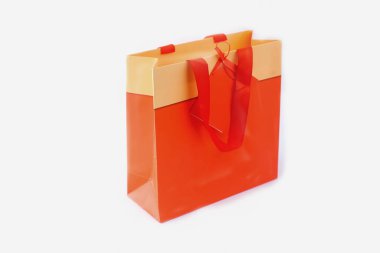 Beyaza izole edilmiş kağıt alışveriş torbaları. Satış, tüketim, reklam ve perakende konsepti