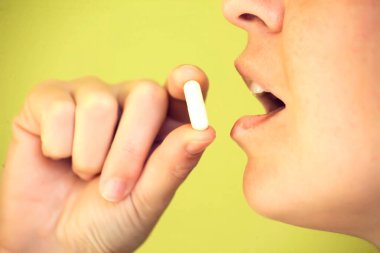 İlaç, sağlık ve insanların konsepti - kadınların hap almasına yakın