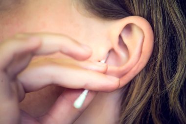 İlaç, sağlık ve insanların konsepti - kadınların hap almasına yakın