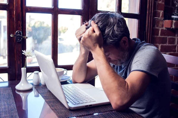 Gente Tecnología Comunicación Concepto Ocio Hombre Triste Sentado Cafetería Navegando — Foto de Stock