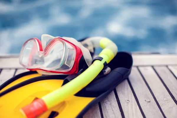 夏のコンセプト 海の景色 ボートに残されたダイビングマスクとフリッパー — ストック写真