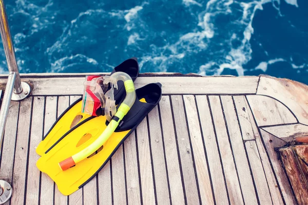 夏のコンセプト 海の景色 ボートに残されたダイビングマスクとフリッパー — ストック写真