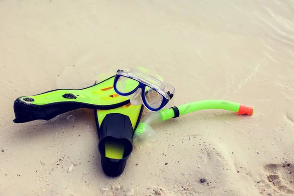 夏と休日の概念 ビーチビュー ビーチに残されたダイビングマスクとフリッパー — ストック写真