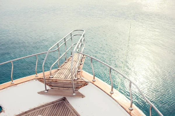 海の背景に鼻ウォーキングヨット 旅行のコンセプト — ストック写真