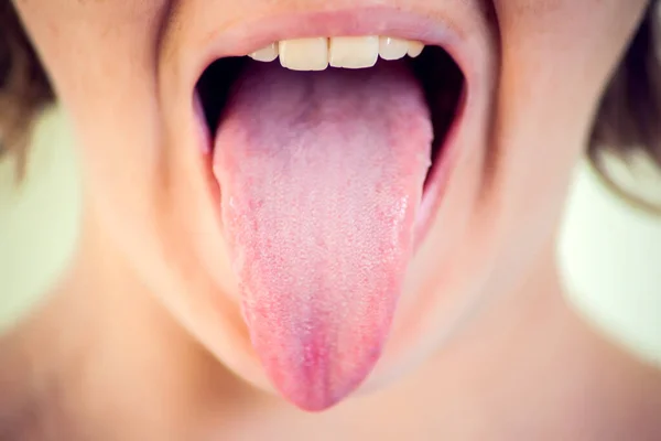 彼女の舌を示す女性の閉鎖肖像画 — ストック写真